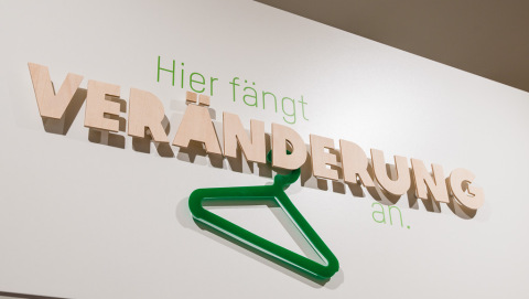 Oxfam Shop Frankfurt-Nordend - Slogan: Hier fängt Veränderung an