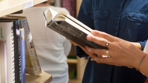 Vielseitige Lektüre gibt es im Oxfam Shop