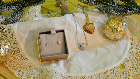 Schmuck als Weihnachtsgeschenk im Oxfam Shop kaufen