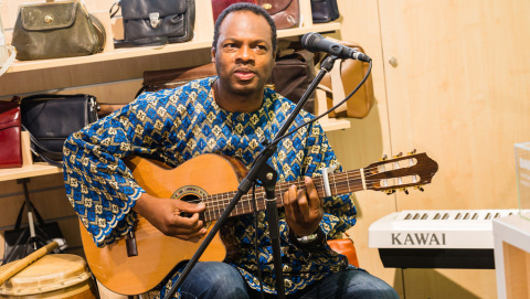 Oxfam Shop Frankfurt-Nordend - Musiker Kotey Niikoi aus Ghana bei der Eröffnung 2016