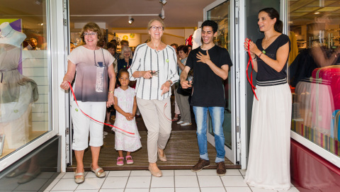 Oxfam Shop Frankfurt-Nordend - Marion Lieser (m) und Aeham Ahmad (2.v.r.) mit zwei Ehrenamtlichen bei der Eröffnung 2016