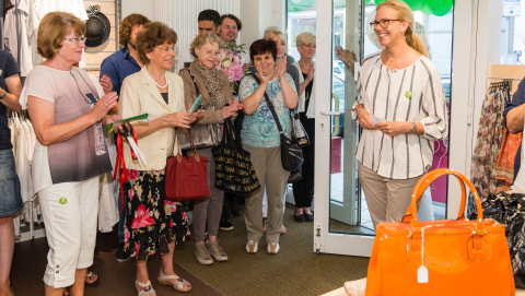 Oxfam Shop Frankfurt-Nordend - Marion Lieser (r) mit Ehrenamtlichen und Gästen bei der Eröffnung 2016