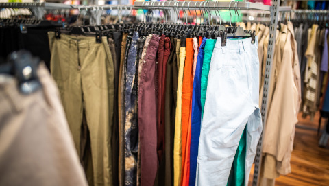 Hosen im Oxfam Shop
