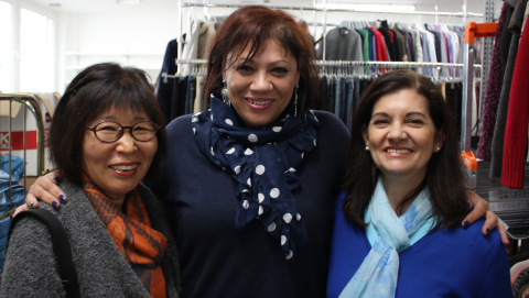 Die Ehrenamtlichen Sung-Nam Kim, Lucille Dill-Browers und Regina Deziderio (v.l.) aus dem Oxfam Shop Essen