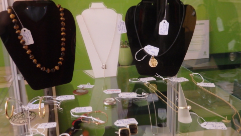 Gold- und Silberschmuck in Vitrine