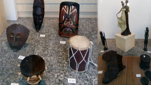 Afrikanische Deko im Schaufenster eines Oxfam Shops