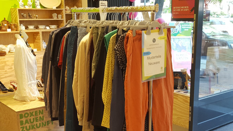Sachen der Marke Armed Angels im Oxfam Shop