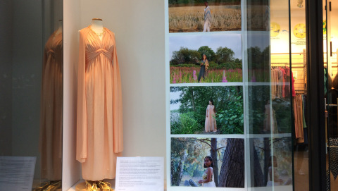 hellenistisches Kleid im Schaufenster eines Oxfam Shops