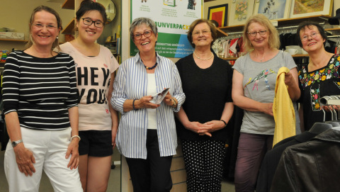 Bonnie Lehmann (3.v.r.) und ihre ehrenamtlichen Kolleginnen aus dem Oxfam Shop Köln-Südstadt