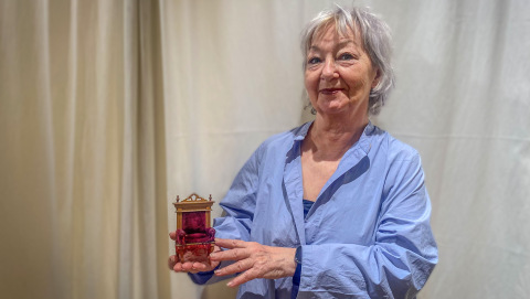 Charlotte Große mit einem Teil der Puppenstube