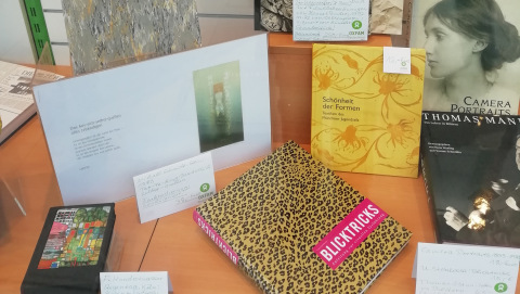 Bücher im Schaufenster eines Oxfam Shops