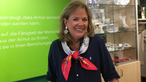 die Ehrenamtliche Denise mit dem Hermès-Tuch