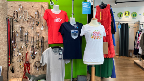T-Shirts mit regionalem Bezug im Oxfam Shop