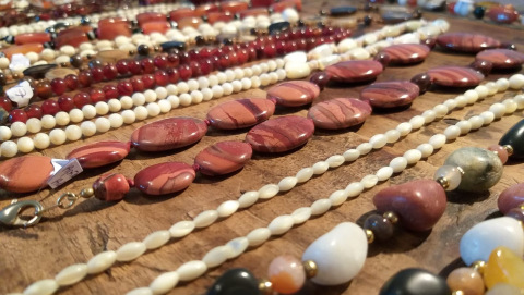 Schmuck im Oxfam Shop