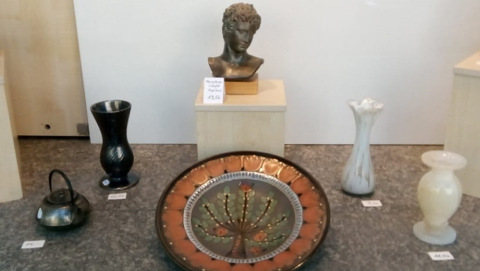 Edle Dekoration aus Stein im Schaufenster eines Oxfam Shops
