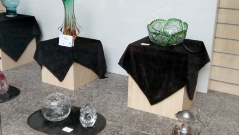 Edle Glaswaren im Schaufenster eines Oxfam Shops