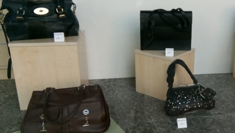 Edle Taschen im Schaufenster eines Oxfam Shops