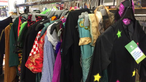 Kostüme und Karnevalsartikel gibt es im Oxfam Shop