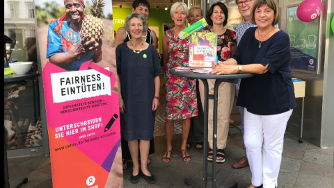 Ulla Schmidt unterschreibt Oxfam-Kampagne „Fairness eintüten!“ Ulla Schmidt unterschreibt Oxfam-Kampagne „Fairness eintüten!“