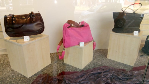 Handtaschen im Oxfam Shop Berlin-Schöneberg