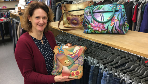 Heike L. mit einer Anuschka-Tasche