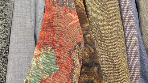 Kleidung in den Oxfam Shops