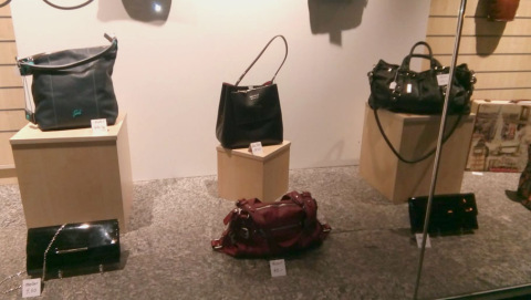 Hochwertige Damenhandtaschen im Schaufenster eines Oxfam Shops