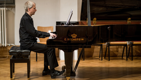 Roland Vossebrecker bei einem Benefizkonzert in Berlin Roland Vossebrecker sitzt am Flügel bei einem Benefizkonzert in Berlin