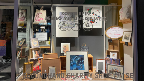 Bilder und Rahmen im Schaufenster des Oxfam Shops in der Kölner Südstadt