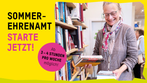 Eine Ehrenamtliche sortiert Bücher im Oxfam Shop. Auf dem Bild steht: Sommer-Ehrenamt – starte jetzt!