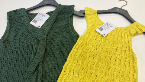 Bunte Kleidung aus den Oxfam Shops