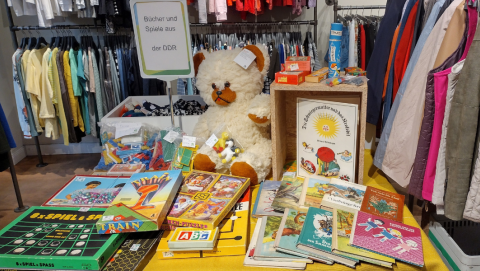 DDR-Bücher und -Spiele im Angebot