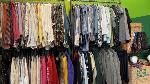 Kleidung auf der Stange im Oxfam Shop