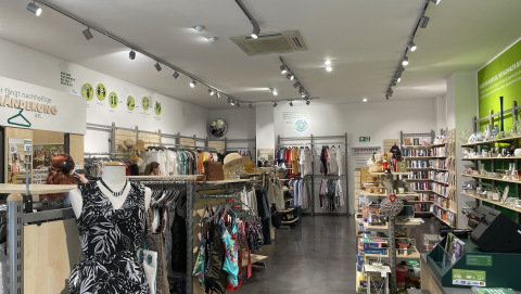 Shop Karlsruhe Innenansicht, samt Kleidung und andere Artikel