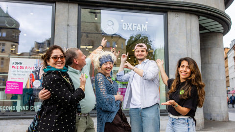 Gruppenfoto der ehrenamtlichen Mitarbeitenden Dipeeka, Franz, Jolanta, Jeremias und Kathy (von links) vor dem neuen Oxfam Shop in Halle/Saale.