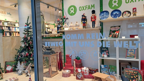 Weihnachtlich dekoriertes Schaufenster im Oxfam Shop
