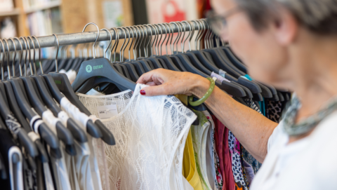 Sommerliche Kleidung im Oxfam Shop