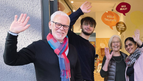 Heinz Bernd, Jeremias, Sigrid und Kiranjit arbeiten ehrenamtlich in Berliner Oxfam Shops. Heinz Bernd, Jeremias, Sigrid und Kiranjit arbeiten ehrenamtlich in Berliner Oxfam Shops.