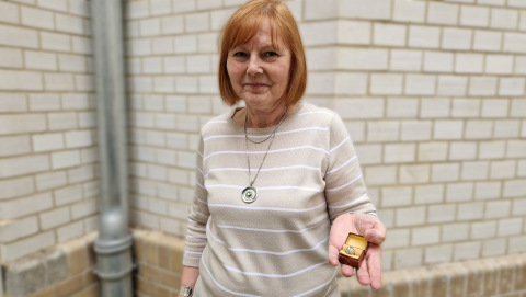Katharina Trommer, Ehrenamtliche aus dem Oxfam Shop Leipzig, mit dem Goldschatz
