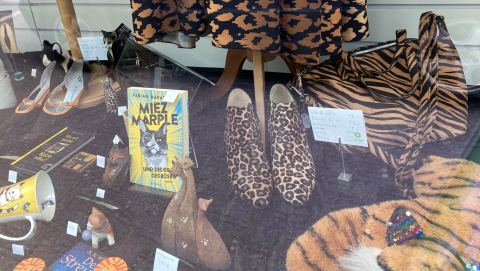 Schaufenster zum Thema Katzen und Raubtiere