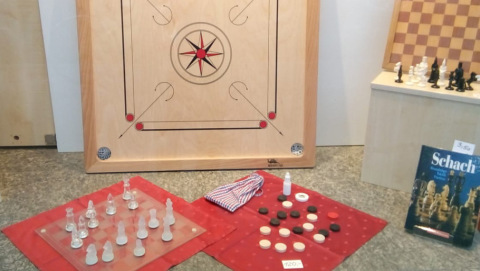 Keramik und Spiele im Schaufenster eines Oxfam Shops