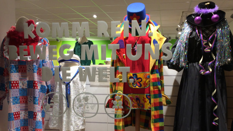 Karneval-Schaufenster eines Oxfam Shops