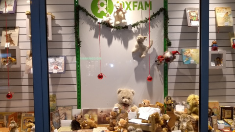 Stofftiere der Marke Steiff im Schaufenster eines Oxfam Shops