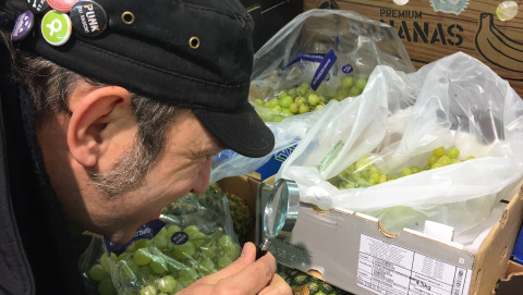Ole Plogstedt, TV-Koch und Oxfams Kampagnen-Botschafter, setzt sich für faire Früchte ein. Ole Plogstedt, TV-Koch und Oxfams Kampagnen-Botschafter, setzt sich für faire Früchte ein.