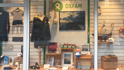 Maritimes Schaufenster im Oxfam Shop