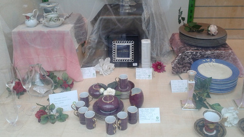 Marken-Geschirr im Schaufenster eines Oxfam Shops