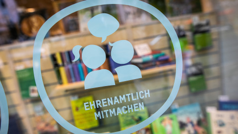 Schaufenster-Beklebung am Oxfam Shop: Ehrenamtlich mitmachen