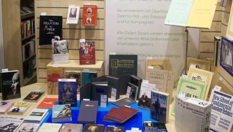 Schaufenster mit dem Thema Musik im Oxfam Buchshop Berlin