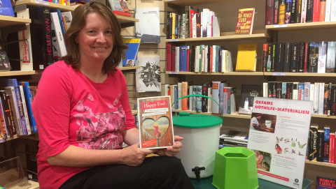 Die Bestseller-Autorin Nina Sedano mit ihrem Buch „Happy End – Die stillen Örtchen dieser Welt“ im Oxfam Shop Frankfurt-Nordend 