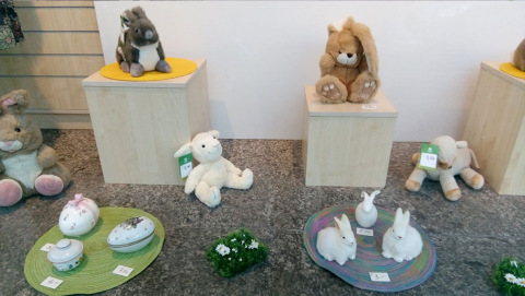 Ostersachen im Schaufenster eines Oxfam Shops
